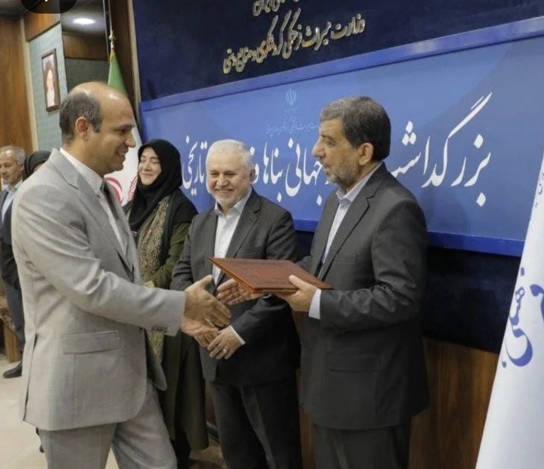 تصویر تجلیل از گل‌گهر برای انجام مسئولیت اجتماعی در حوزه میراث فرهنگی