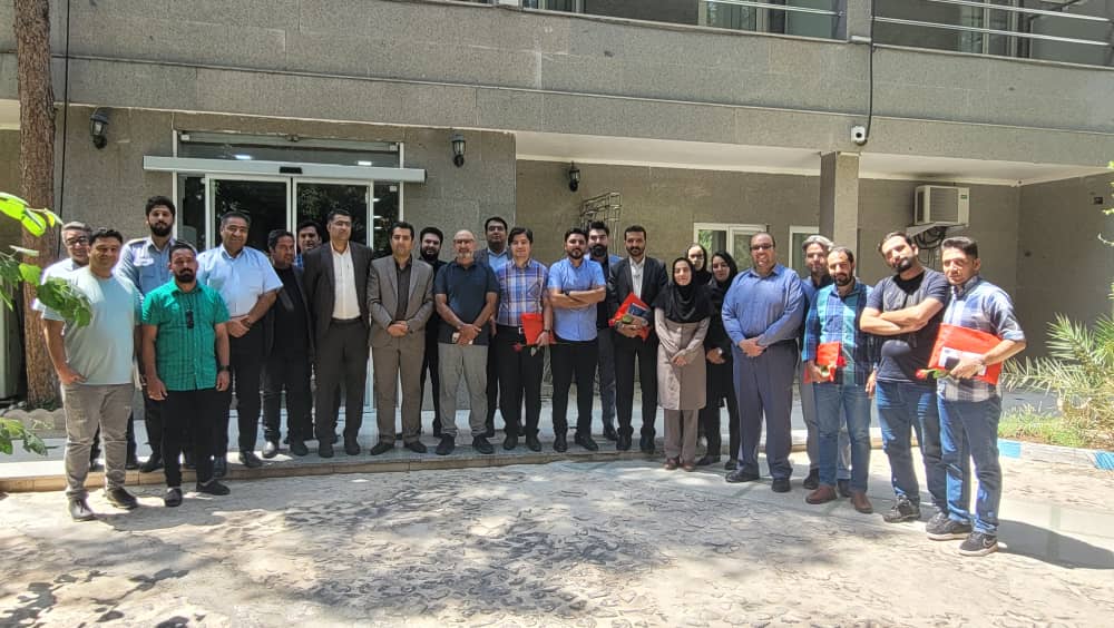تصویر کارگاه اموزشی روزنامه نگاری با حضور منصور ضابطیان