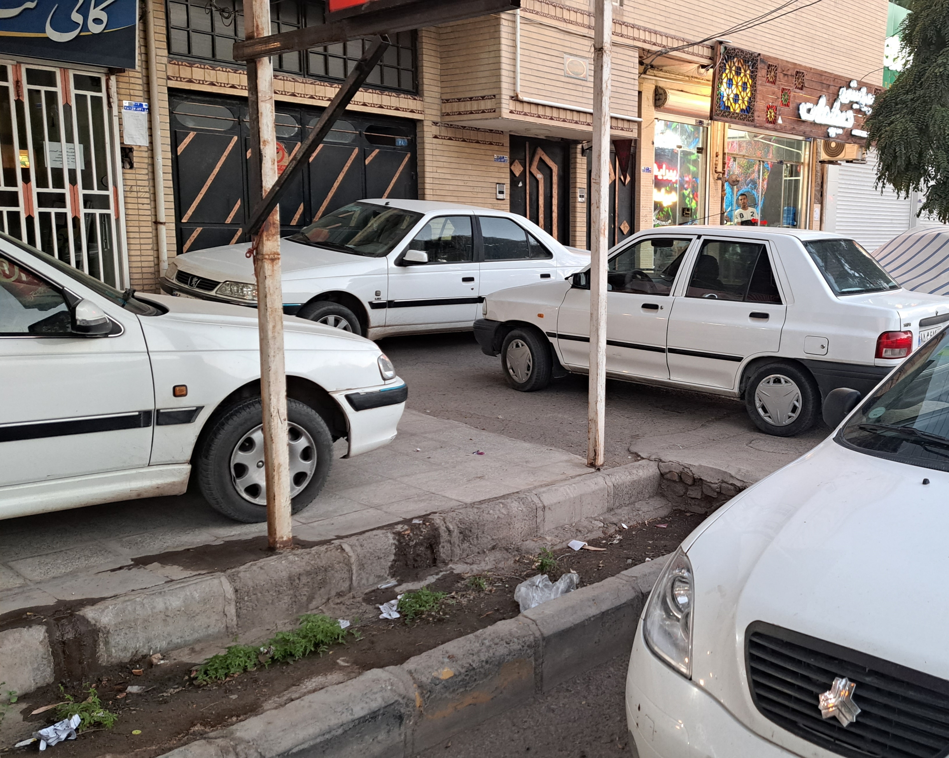تصویر اشغال حریم پیاده راه ها.