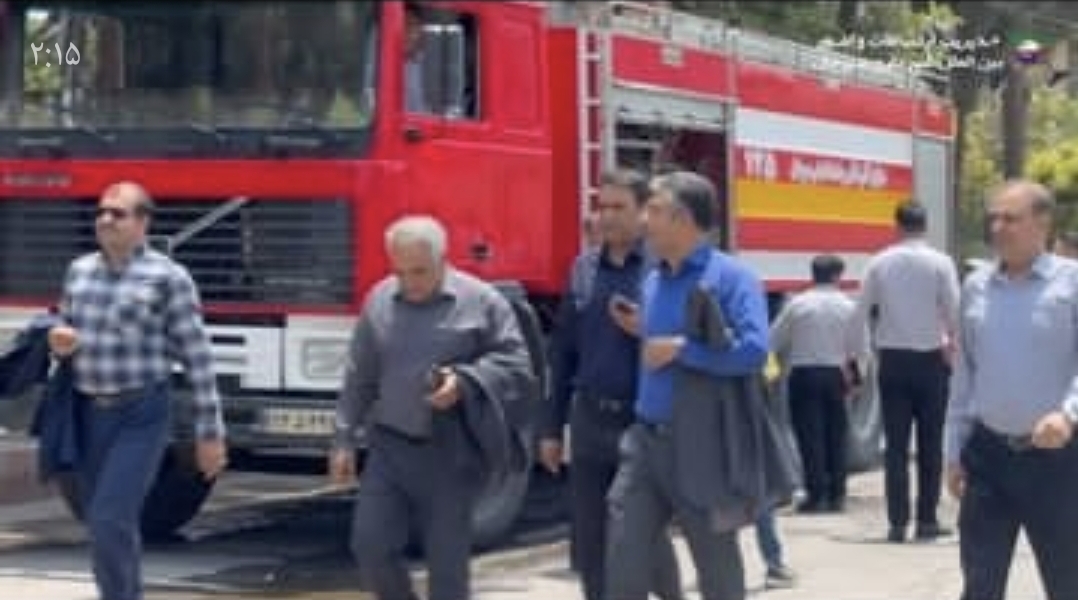 تصویر برپایی میز خدمت شهرداری سیرجان در نماز جمعه و به نمایش گذاشتن آخرین پیشرفت پروژه‌ها