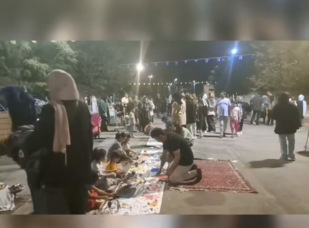 تصویر در حاشیه برگزاری این نمایشگاه ،کودکان در حال نقاشی بودند .و حس و حال خوبی به نمایشگاه گلیم داده بود