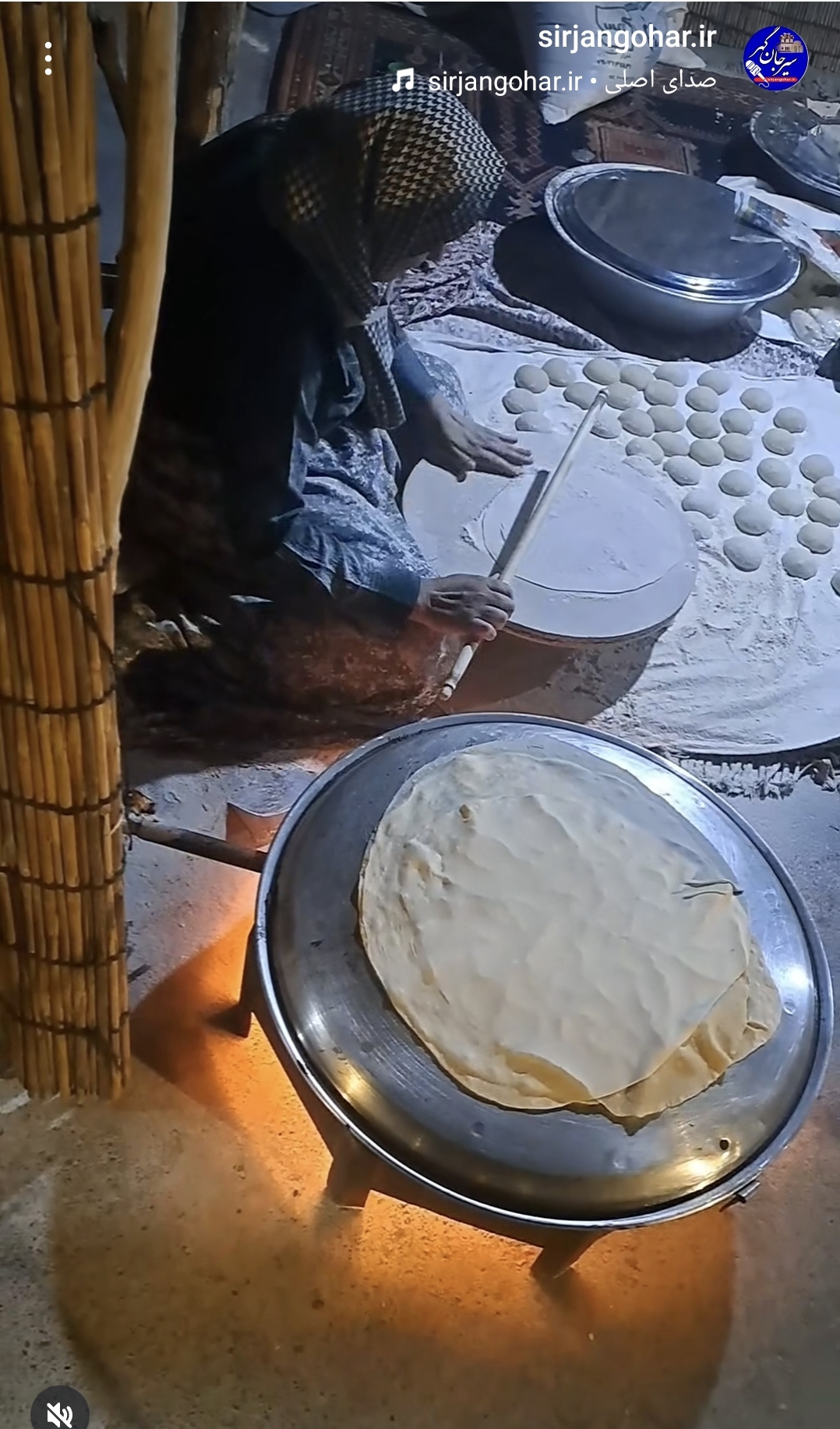 تصویر یکی از زیبای های گذر گلیم ،پخت نان تیری توسط زنان عشایر بود