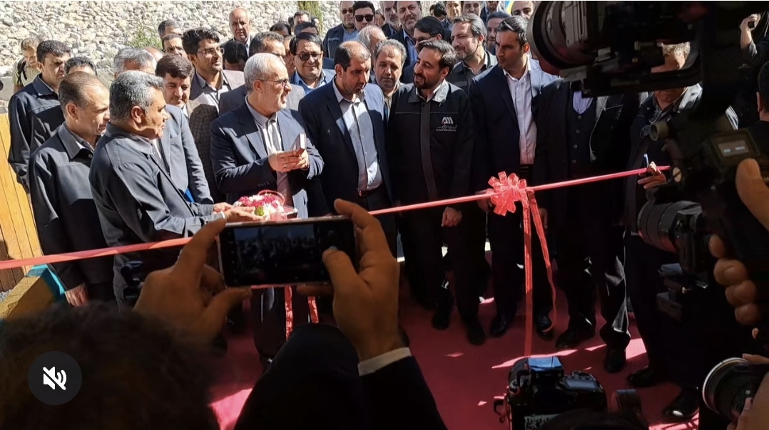 تصویر صبح امروز دومین نمایشگاه نهضت تولید در معدن،صنایع معدنی زنجیره فولاد با حضور استاندار و مدیر عامل شرکت معدنی و صنعتی گل گهر و جمعی از مدیران شرکت های معدنی و فولادی کشور افتتاح شد.