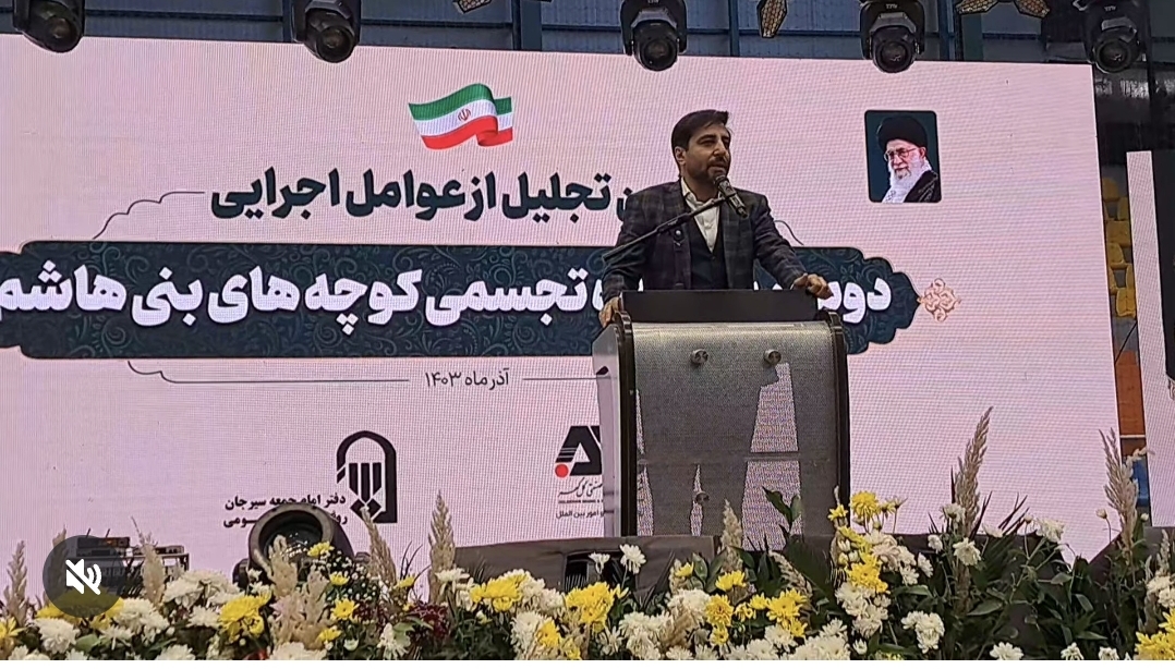 تصویر هم اکنون صحبت های عتیقی مدیر عامل شرکت معدنی وصنعتی گل گهر در مراسم تجلیل از خادمان حضرت فاطمه زهرا (س) و عوامل اجرایی دومین سوگواره تجسمی کوچه های بنی هاشم در سالن ورزشی گهر روش