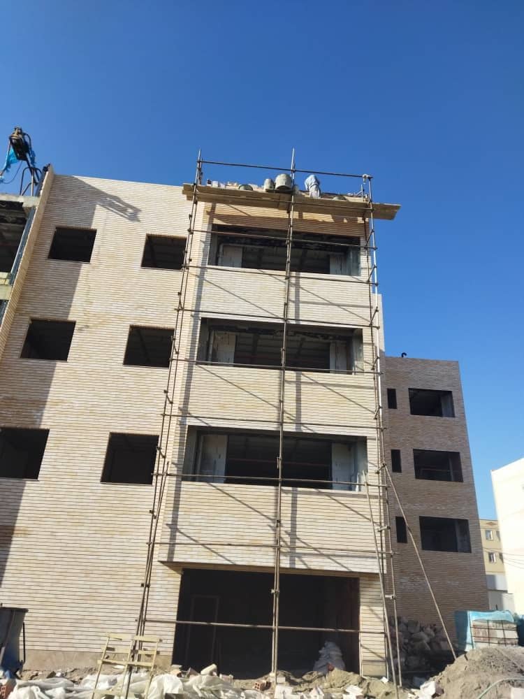 تصویر دیدار مسئولان سیرجان با خانواده اولین شهید انقلاب شهرستان به مناسبت دهه فجر