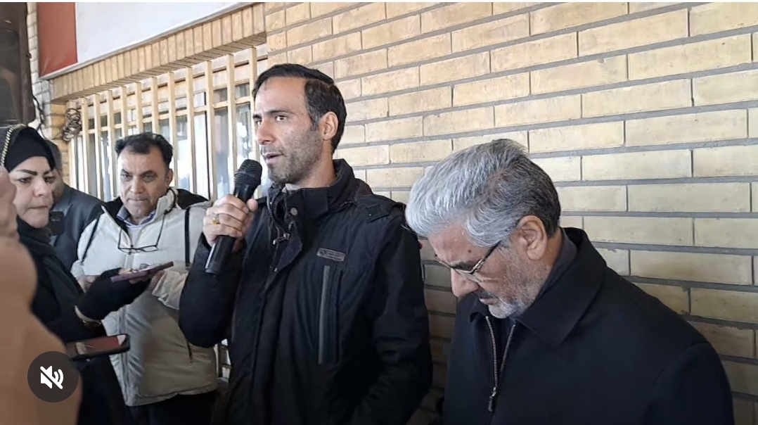 تصویر هم اکنون  صحبت های آقای عسگرپور از گود معدن یک  گل گهر   در حاشیه  بازدید اهالی  رسانه از استان کرمان و یزد و هرمزگان  و شهرستان سیرجان به همت روابط عمومی شرکت معدنی و صنعتی گل گهر*