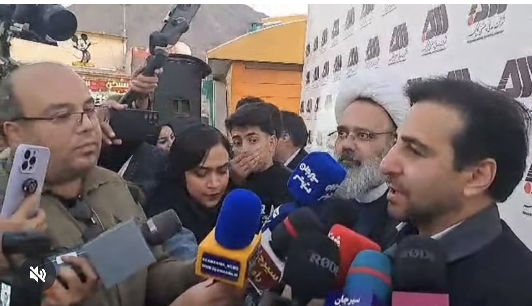 تصویر مدیرعامل گل گهر بزم فرهنگی شهر را با یک هدیه هنری تکمیل کرد*
