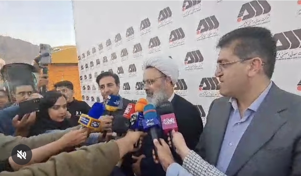 تصویر حجت الاسلام مهدی دانشمند در حاشیه افتتاحیه نمایشگاه کتاب سیرجان، از خدمات مهندس عتیقی و تیم گل‌گهر برای توسعه شهر و ایجاد قطب گردشگری قدردانی کرد